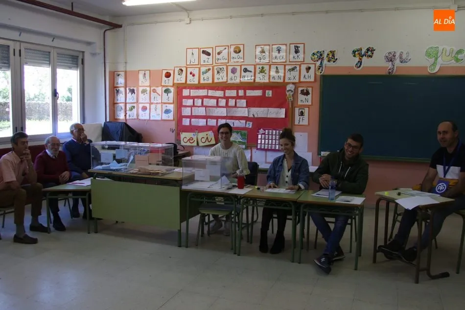 Foto 8 - Normalidad durante la ma&ntilde;ana electoral en Vitigudino y su comarca  