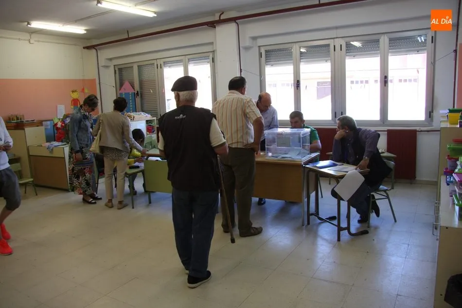 Foto 6 - Normalidad durante la ma&ntilde;ana electoral en Vitigudino y su comarca  