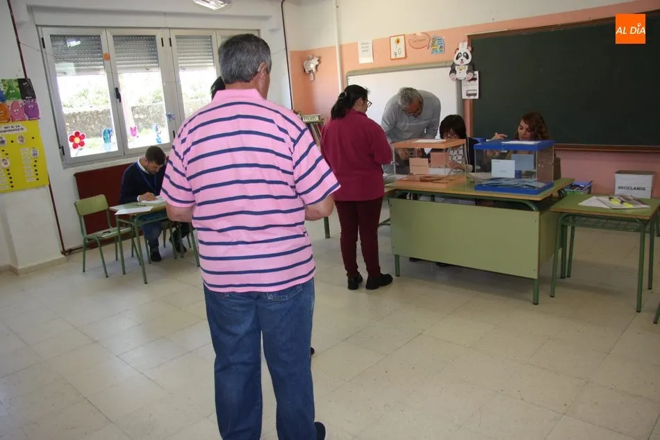 Foto 2 - Normalidad durante la ma&ntilde;ana electoral en Vitigudino y su comarca  