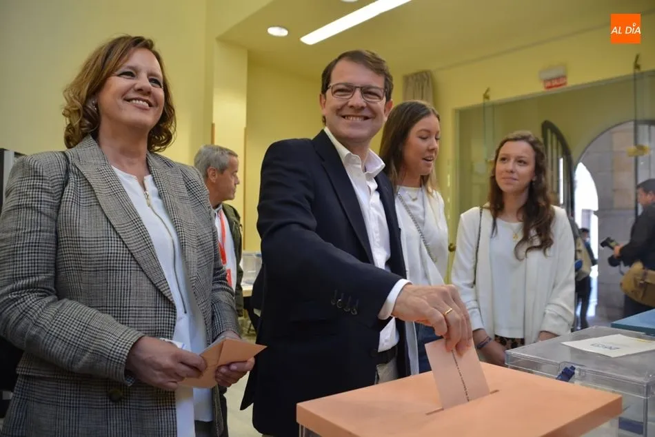 Alfonso Fernández Mañueco, acompañado de su familia, en el momento de votar. Fotos: Lydia González