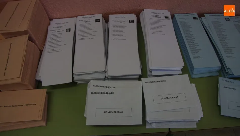 en las papeletas que se encuentran en el colegio lectoral figuran las tres candidaturas / CORRAL