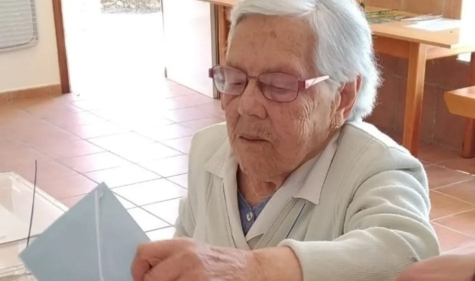 María Dolores García ejerce su derecho al voto. Foto: Europa Press