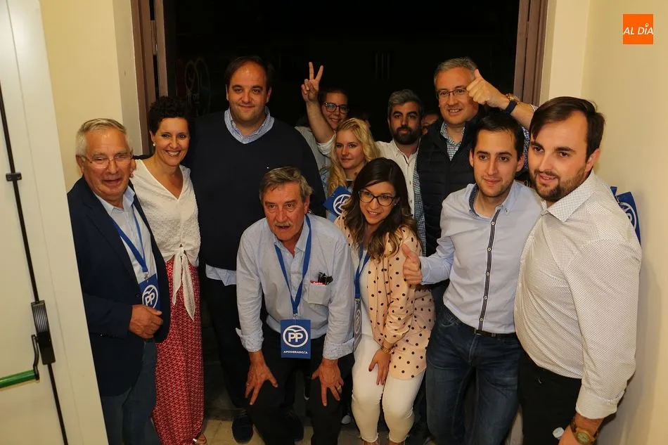 Roberto Martín celebra la victoria junto con su equipo