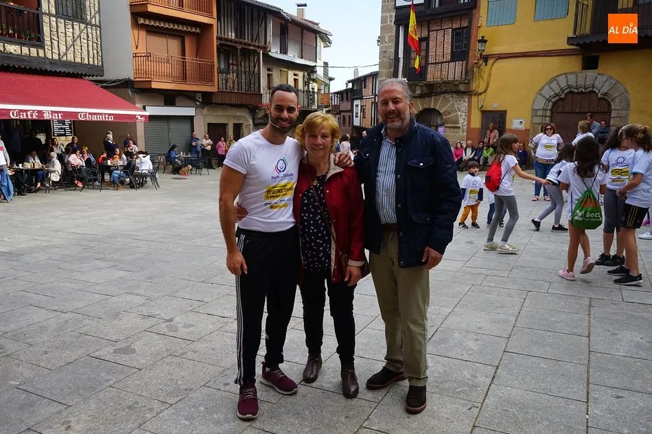 Sebastián Requejo (primero por la derecha), de nuevo alcalde, junto a Brígida Panchuelo (centro) también elegida concejal