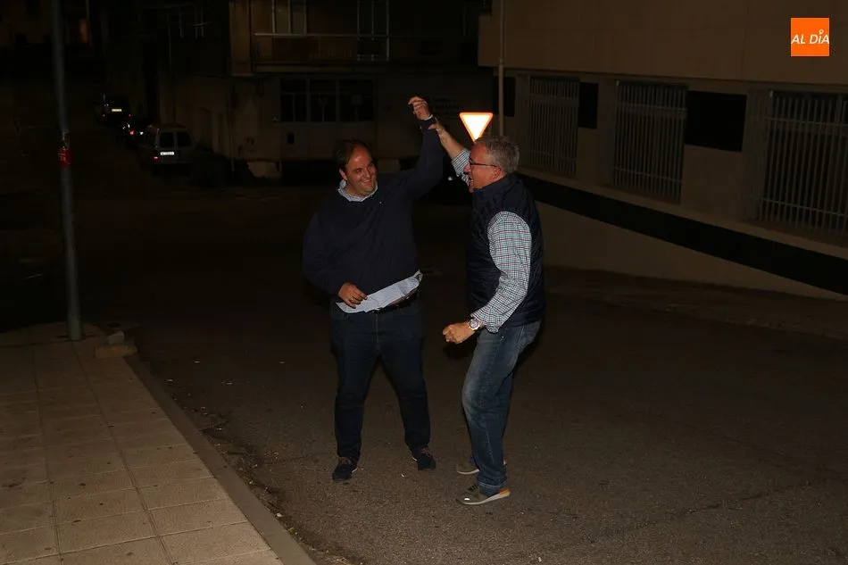 Julián Ramos celebra con Roberto Martín la victoria del PP