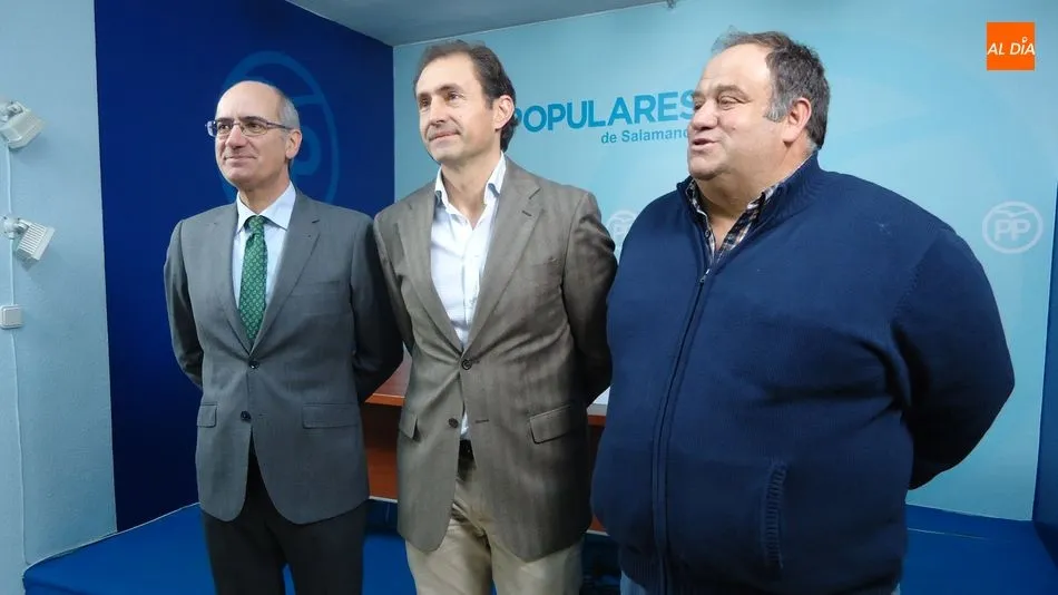 Javier Iglesias, con el actual candidato del PP y Hermino Velasco, alcalde durante los últimas legislaturas