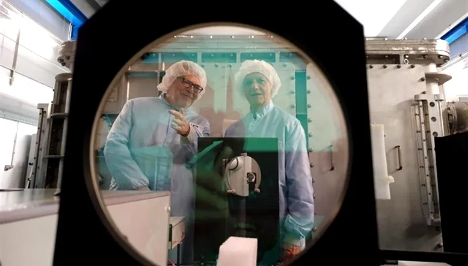 Gérard Mourou en el  las instalaciones del Centro de Láseres Pulsados de la Universidad de Salamanca. Foto de Europa Press