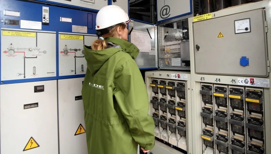 Operaria de la compañía en un cuarto de contadores inteligentes