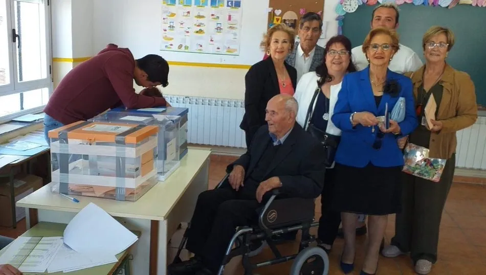 Amable Hernández Sánchez vota en Cipérez a punto de cumplir 107 años  