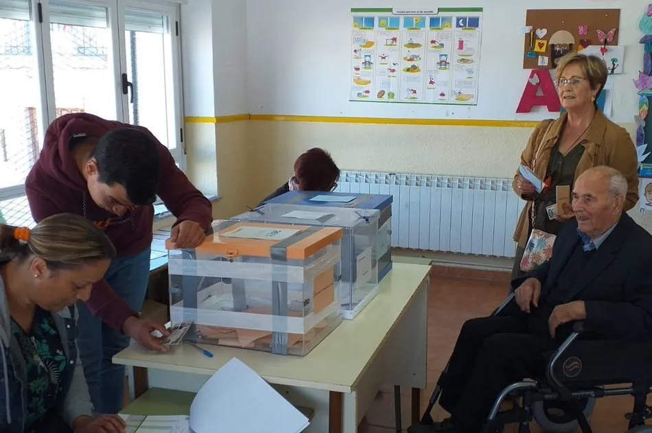 Foto 2 - Amable Hern&aacute;ndez S&aacute;nchez vota en Cip&eacute;rez a punto de cumplir 107 a&ntilde;os  