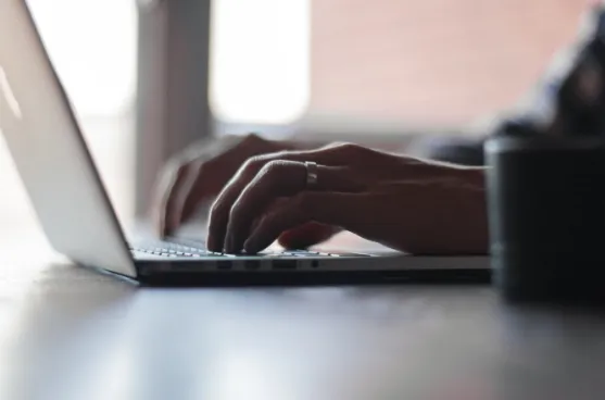 Conoce las razones, los beneficios e inconvenientes de pedir un préstamo online  