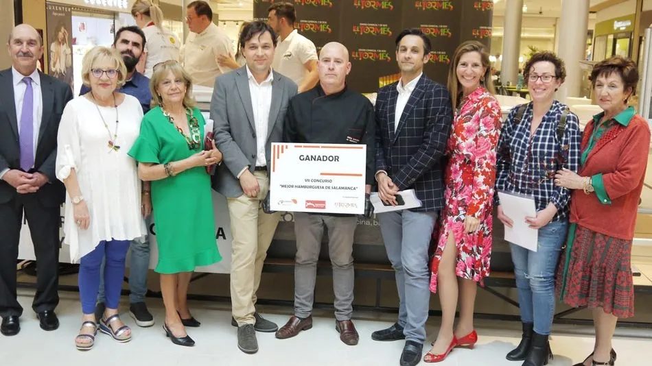 Entrega del premio del Concurso a la Mejor Hamburguesa celebrado en El Tormes