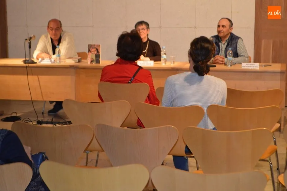 Foto 2 - Nieves &Aacute;lvarez presenta &lsquo;Alicia en el pa&iacute;s de la alegr&iacute;a&rsquo; en la Casa de las Conchas