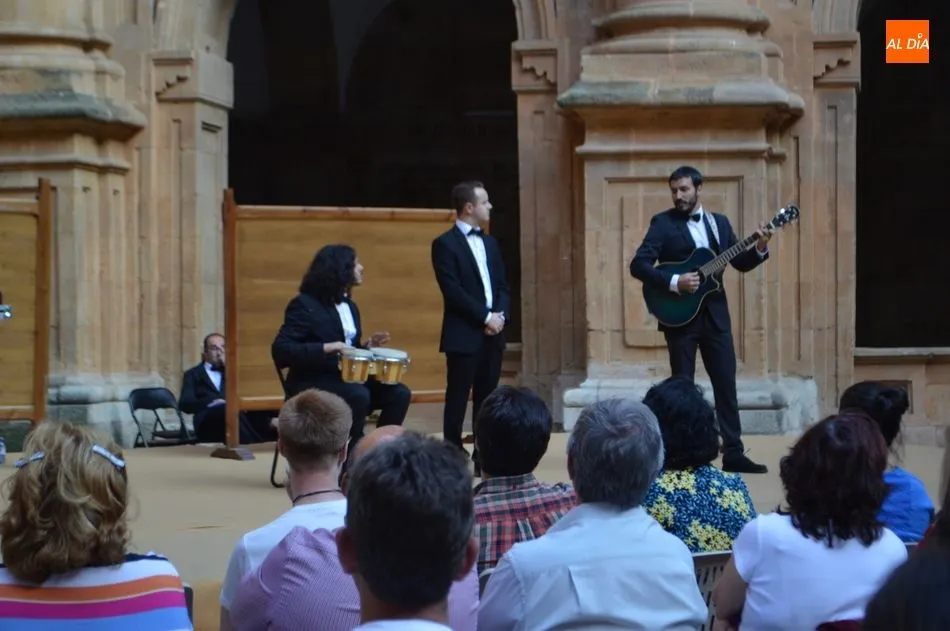 Foto 6 - La M&aacute;scara rinde homenaje a Les Luthiers en el Patio Barroco de la Pontificia  
