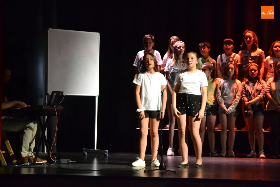 Foto 7 - Misioneras-Santa Teresa homenajea a 3 profesoras que se jubilan en los proleg&oacute;menos de su musical...