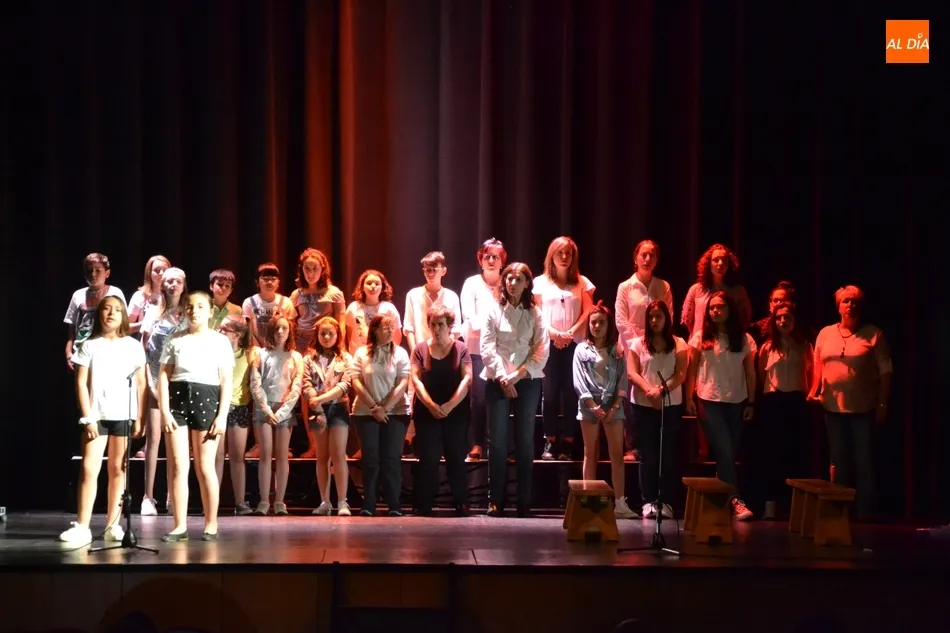 Foto 8 - Misioneras-Santa Teresa homenajea a 3 profesoras que se jubilan en los proleg&oacute;menos de su musical...