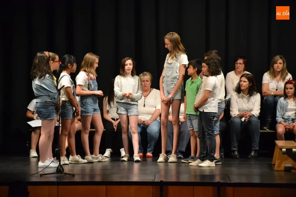 Foto 4 - Misioneras-Santa Teresa homenajea a 3 profesoras que se jubilan en los proleg&oacute;menos de su musical...