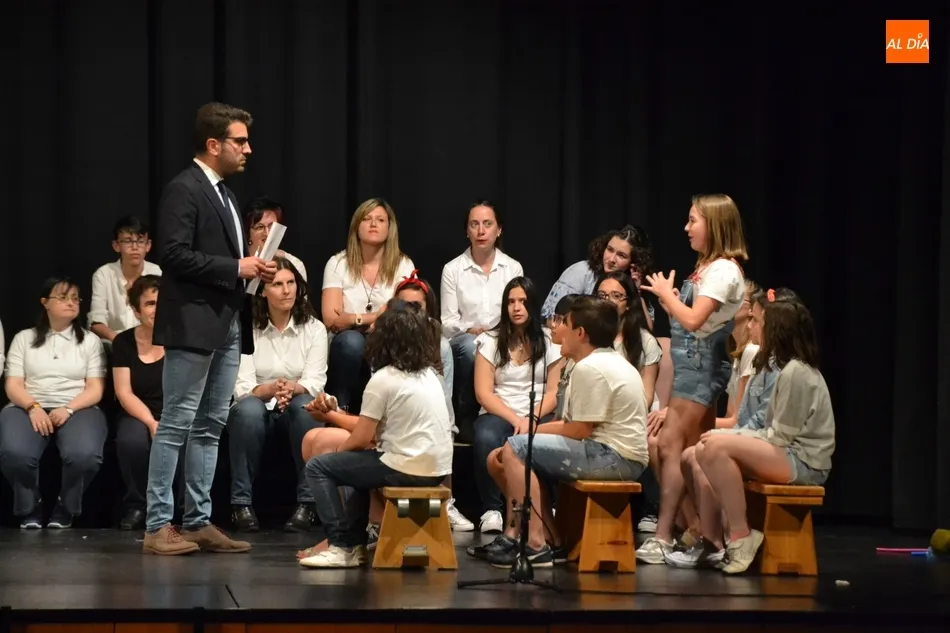 Foto 3 - Misioneras-Santa Teresa homenajea a 3 profesoras que se jubilan en los proleg&oacute;menos de su musical...