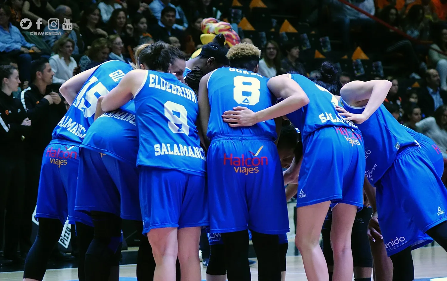 La plantilla del Perfumerías Avenida, en un tiempo muerto / @CBAvenida