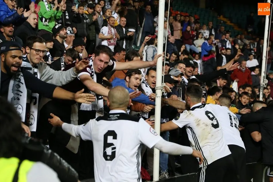 Los jugadores del Salamanca UDS, con la afición