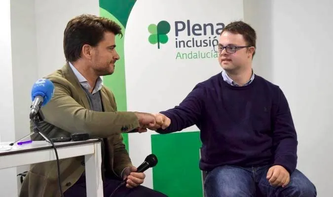 Beltrán Pérez, con Carlos López-Saez Riba, un joven con síndrome de Down, de su lista electoral