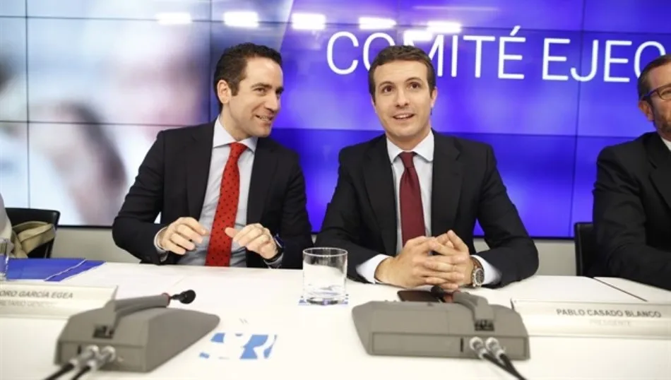 Pablo Casado, presidente del PP, a la derecha, en Bruselas. Foto Europa Press
