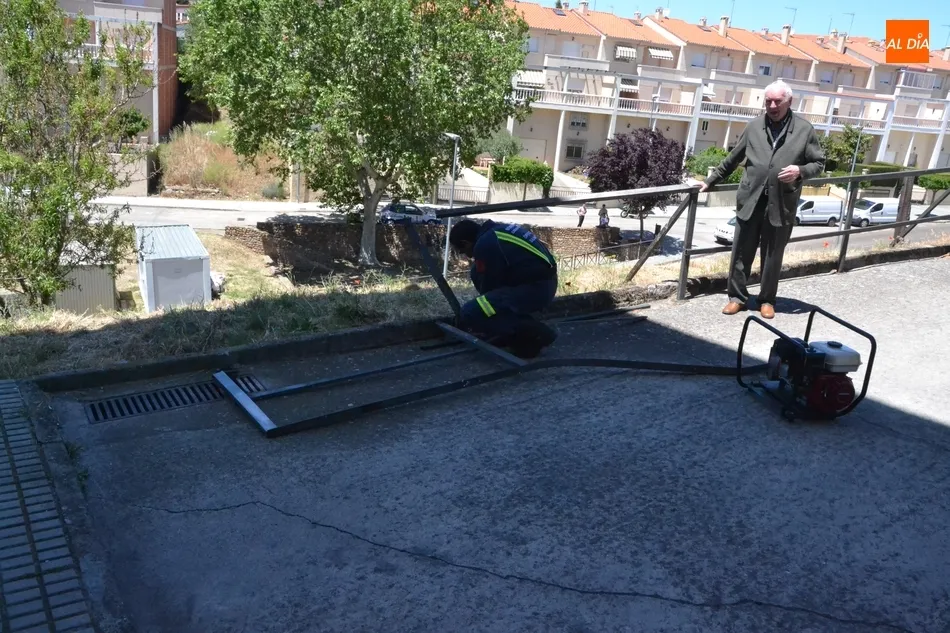 Foto 11 - Un cami&oacute;n de reparto se va ladera abajo en el mirador de Las Canteras  