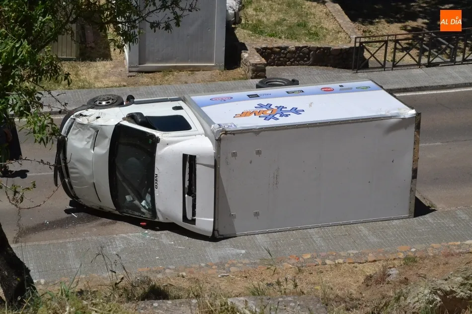 Un camión de reparto se va ladera abajo en el mirador de Las Canteras  