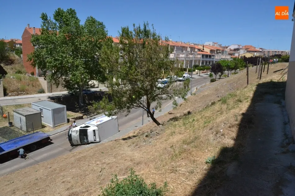 Foto 8 - Un cami&oacute;n de reparto se va ladera abajo en el mirador de Las Canteras  