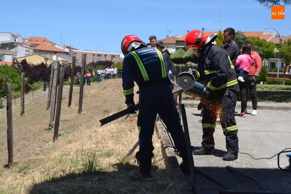 Foto 7 - Un cami&oacute;n de reparto se va ladera abajo en el mirador de Las Canteras  