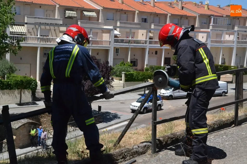Foto 6 - Un cami&oacute;n de reparto se va ladera abajo en el mirador de Las Canteras  