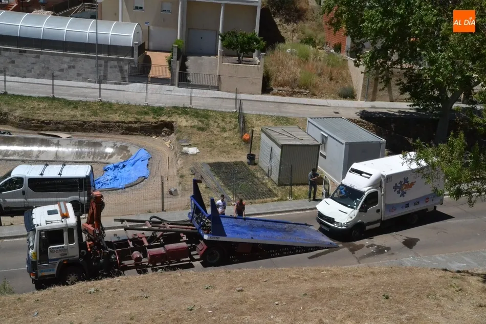 Foto 5 - Un cami&oacute;n de reparto se va ladera abajo en el mirador de Las Canteras  