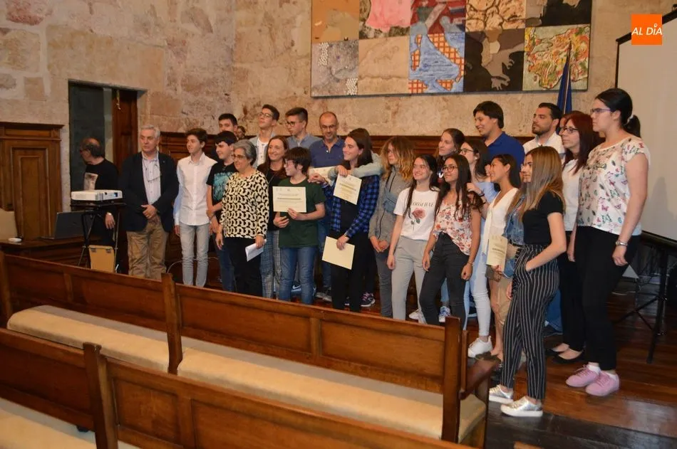 Foto 2 - El Departamento de Geograf&iacute;a de la USAL entrega los premios a los ganadores del IV GeoConcurso...