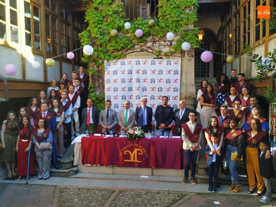 Los alumnos han protagonizado una emotiva imposición de bandas. Foto de Carlos Cuervo