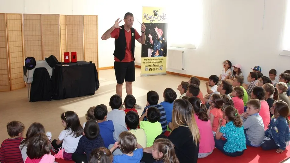 El Mago Oski presentó una sesión de magia familiar