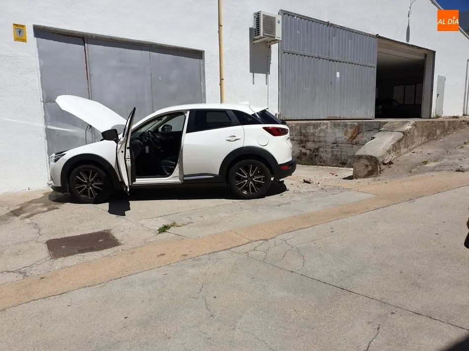 Foto 4 - Un coche queda sobre dos ruedas por culpa de una rampa sin se&ntilde;alizar en Villares de la Reina