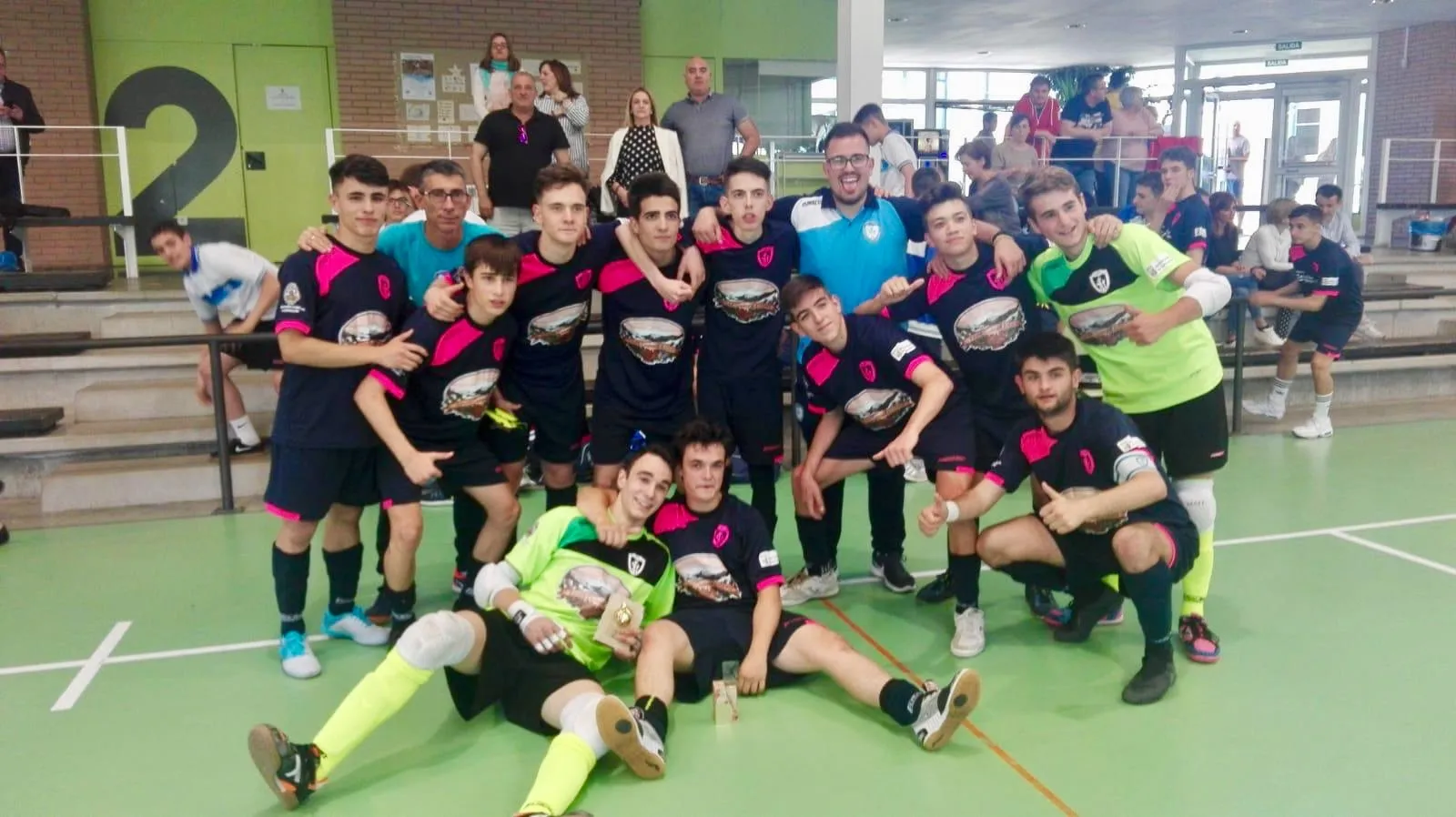 Celebración de la permanencia por parte de los jugadores del Salamanca FS