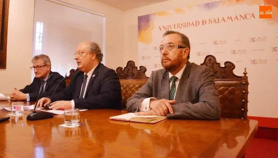 Enrique Cabero, vicerrector de Política Académica y Participación Social, acompañado por Jaime Cabeza, vicepresidente de la Asociación, y Wilfredo Sanguineti, catedrático de Derecho del Trabajo y de la Seguridad Social de la USAL. Foto de Lydia González
