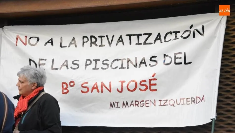 Foto 2 - Registradas en el Ayuntamiento m&aacute;s de 1.000 firmas contra &ldquo;la gesti&oacute;n de las piscinas de San...