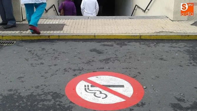 Señal de prohibido fumar en el exterior del Hospital de Salamanca