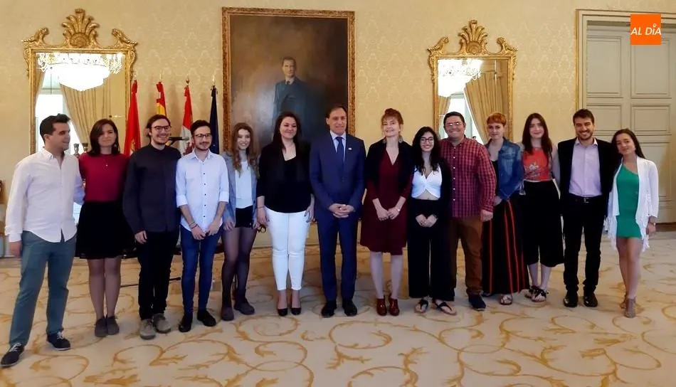 El alcalde de Salamanca, Carlos García Carbayo, junto al coro Melibea A Cappella del Conservatorio Profesional de Música de Salamanca