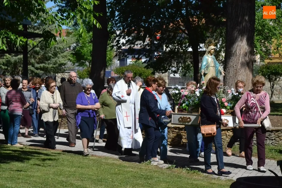 La Virgen Milagrosa procesiona por el patio de la Residencia Mixta Provincial  