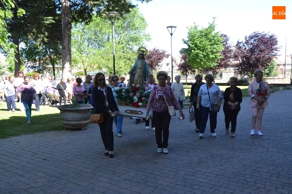 Foto 8 - La Virgen Milagrosa procesiona por el patio de la Residencia Mixta Provincial  