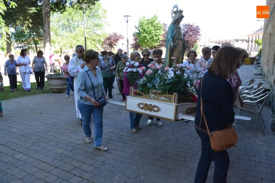 Foto 7 - La Virgen Milagrosa procesiona por el patio de la Residencia Mixta Provincial  