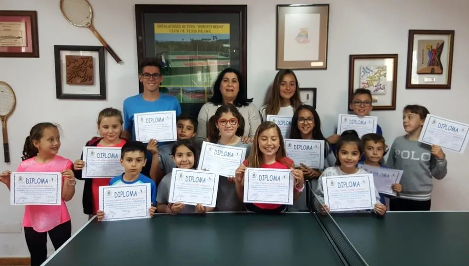 Niños participantes en el proyecto Creciendo en valores practicando deporte