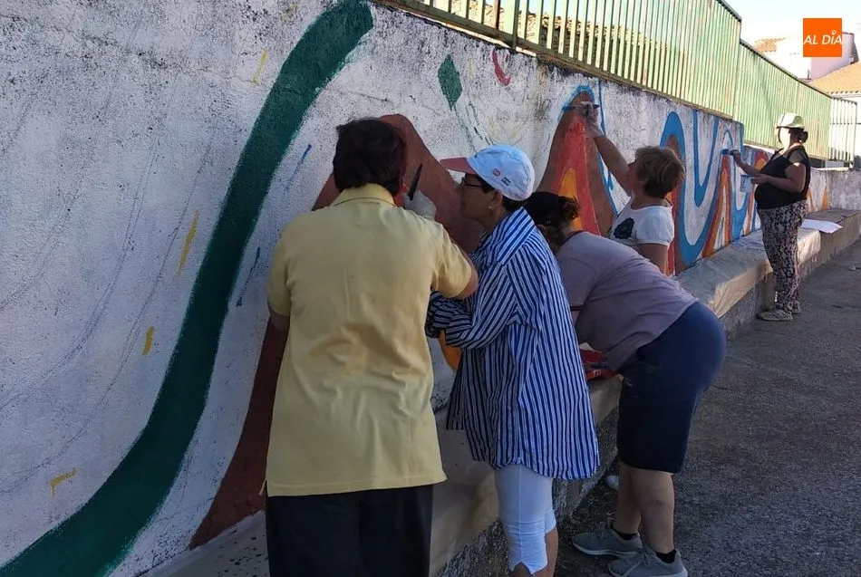 Foto 9 - Las mujeres de Pere&ntilde;a preparan el &lsquo;lienzo&rsquo; para el mural de motes y apodos de EnPere&ntilde;Arte...