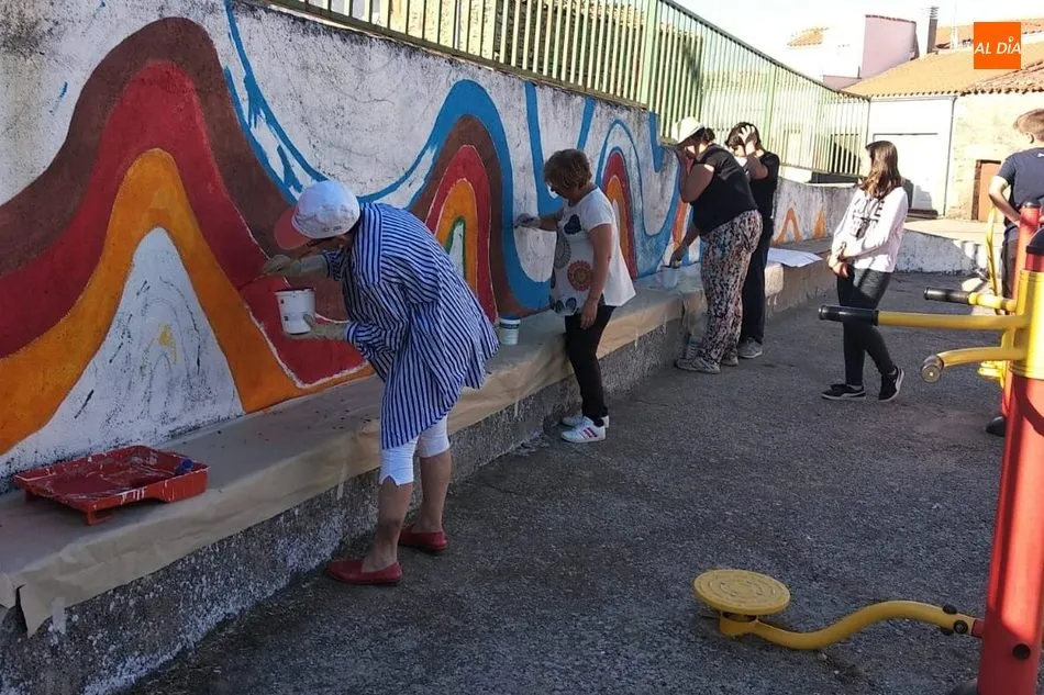 Foto 4 - Las mujeres de Pere&ntilde;a preparan el &lsquo;lienzo&rsquo; para el mural de motes y apodos de EnPere&ntilde;Arte...