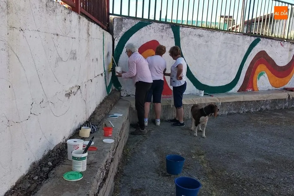 Foto 3 - Las mujeres de Pere&ntilde;a preparan el &lsquo;lienzo&rsquo; para el mural de motes y apodos de EnPere&ntilde;Arte...