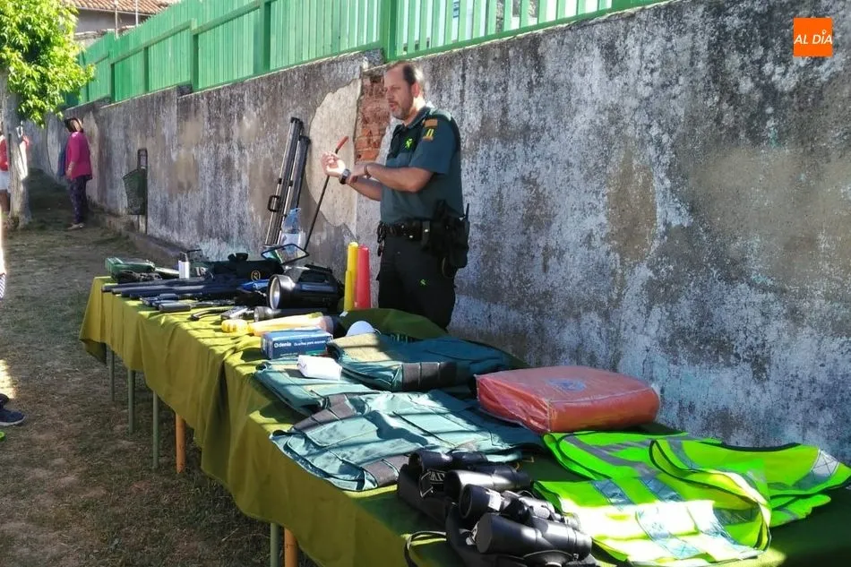 Foto 9 - La Guardia Civil realiza una exposici&oacute;n de medios en el CEIP P&eacute;rez Villanueva de Barruecopardo  