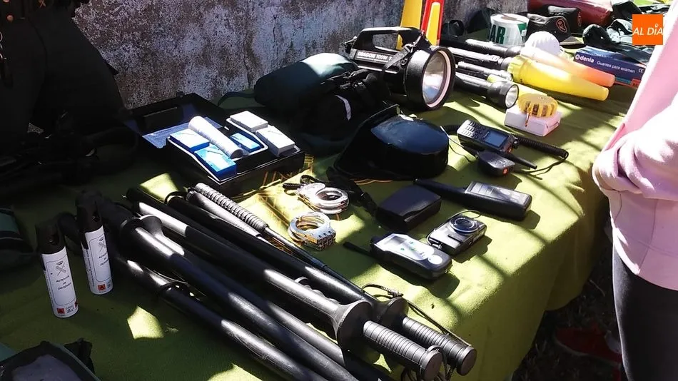Foto 8 - La Guardia Civil realiza una exposici&oacute;n de medios en el CEIP P&eacute;rez Villanueva de Barruecopardo  